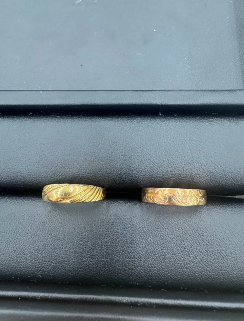 本日ご紹介するのは、味わい深い彫金細工が施されたゴールドのリ...